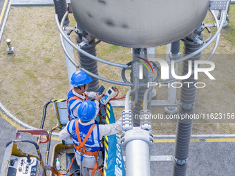 Maintenance personnel carry out a comprehensive overhaul of equipment at the annual maintenance site of the 800 kV Huai'an Converter station...