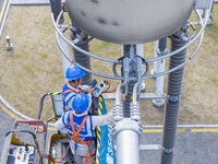 Maintenance personnel carry out a comprehensive overhaul of equipment at the annual maintenance site of the 800 kV Huai'an Converter station...