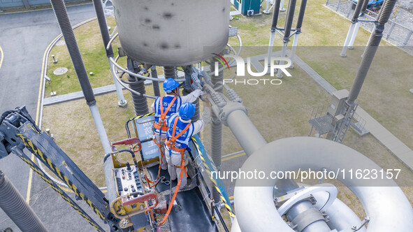 Maintenance personnel carry out a comprehensive overhaul of equipment at the annual maintenance site of the 800 kV Huai'an Converter station...