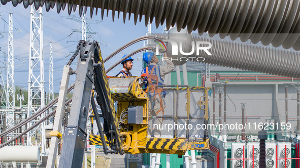 Maintenance personnel carry out a comprehensive overhaul of equipment at the annual maintenance site of the 800 kV Huai'an Converter station...