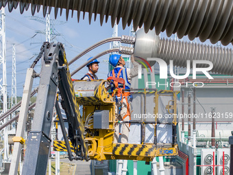 Maintenance personnel carry out a comprehensive overhaul of equipment at the annual maintenance site of the 800 kV Huai'an Converter station...