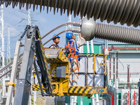 Maintenance personnel carry out a comprehensive overhaul of equipment at the annual maintenance site of the 800 kV Huai'an Converter station...