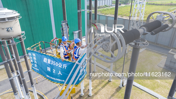 Maintenance personnel carry out a comprehensive overhaul of equipment at the annual maintenance site of the 800 kV Huai'an Converter station...