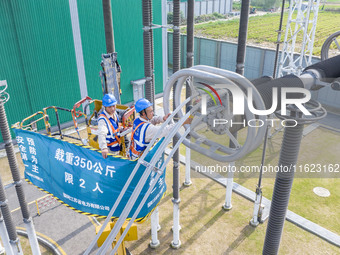 Maintenance personnel carry out a comprehensive overhaul of equipment at the annual maintenance site of the 800 kV Huai'an Converter station...