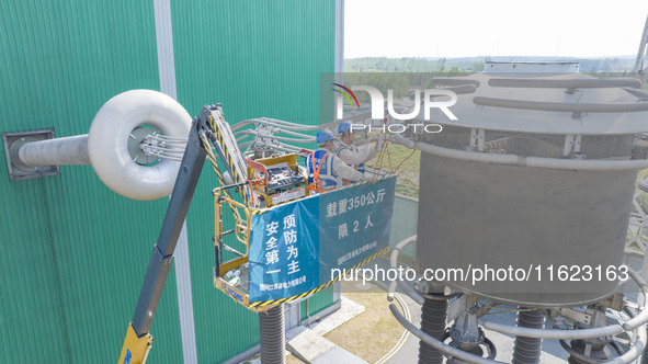 Maintenance personnel carry out a comprehensive overhaul of equipment at the annual maintenance site of the 800 kV Huai'an Converter station...