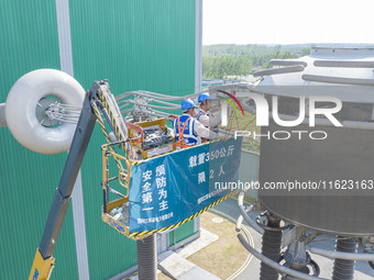 Maintenance personnel carry out a comprehensive overhaul of equipment at the annual maintenance site of the 800 kV Huai'an Converter station...