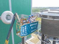 Maintenance personnel carry out a comprehensive overhaul of equipment at the annual maintenance site of the 800 kV Huai'an Converter station...