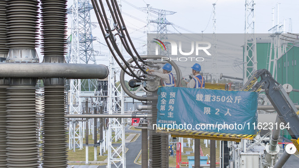 Maintenance personnel carry out a comprehensive overhaul of equipment at the annual maintenance site of the 800 kV Huai'an Converter station...