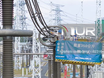 Maintenance personnel carry out a comprehensive overhaul of equipment at the annual maintenance site of the 800 kV Huai'an Converter station...