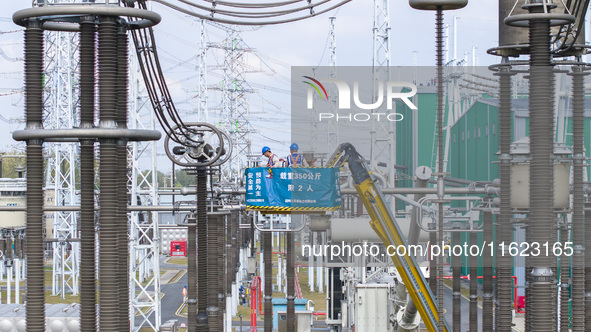 Maintenance personnel carry out a comprehensive overhaul of equipment at the annual maintenance site of the 800 kV Huai'an Converter station...