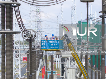 Maintenance personnel carry out a comprehensive overhaul of equipment at the annual maintenance site of the 800 kV Huai'an Converter station...