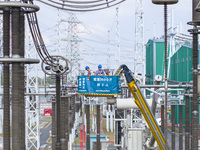 Maintenance personnel carry out a comprehensive overhaul of equipment at the annual maintenance site of the 800 kV Huai'an Converter station...