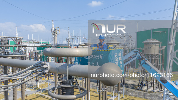 Maintenance personnel carry out a comprehensive overhaul of equipment at the annual maintenance site of the 800 kV Huai'an Converter station...