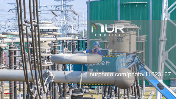 Maintenance personnel carry out a comprehensive overhaul of equipment at the annual maintenance site of the 800 kV Huai'an Converter station...