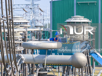 Maintenance personnel carry out a comprehensive overhaul of equipment at the annual maintenance site of the 800 kV Huai'an Converter station...