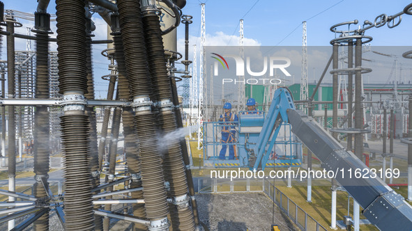 Maintenance personnel carry out a comprehensive overhaul of equipment at the annual maintenance site of the 800 kV Huai'an Converter station...