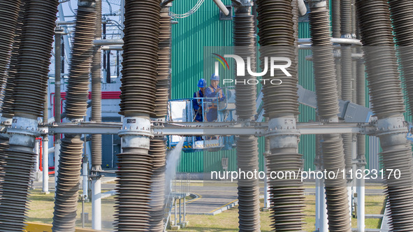 Maintenance personnel carry out a comprehensive overhaul of equipment at the annual maintenance site of the 800 kV Huai'an Converter station...