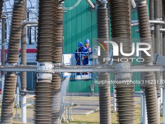 Maintenance personnel carry out a comprehensive overhaul of equipment at the annual maintenance site of the 800 kV Huai'an Converter station...