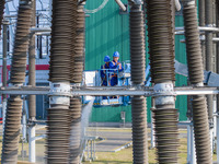 Maintenance personnel carry out a comprehensive overhaul of equipment at the annual maintenance site of the 800 kV Huai'an Converter station...