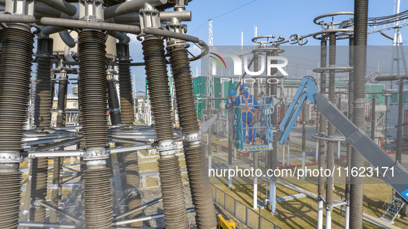 Maintenance personnel carry out a comprehensive overhaul of equipment at the annual maintenance site of the 800 kV Huai'an Converter station...