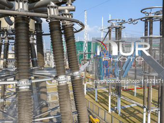 Maintenance personnel carry out a comprehensive overhaul of equipment at the annual maintenance site of the 800 kV Huai'an Converter station...