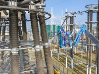 Maintenance personnel carry out a comprehensive overhaul of equipment at the annual maintenance site of the 800 kV Huai'an Converter station...