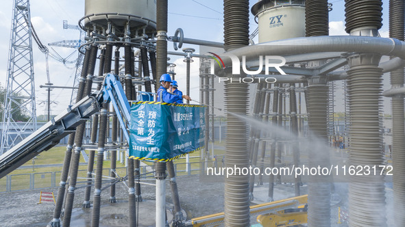 Maintenance personnel carry out a comprehensive overhaul of equipment at the annual maintenance site of the 800 kV Huai'an Converter station...