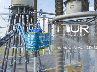 Maintenance personnel carry out a comprehensive overhaul of equipment at the annual maintenance site of the 800 kV Huai'an Converter station...