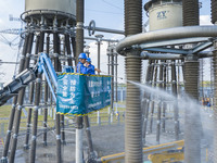 Maintenance personnel carry out a comprehensive overhaul of equipment at the annual maintenance site of the 800 kV Huai'an Converter station...