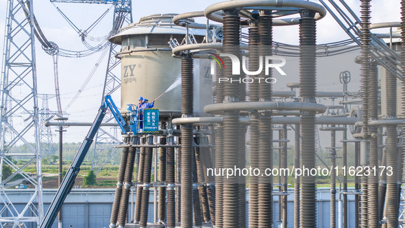 Maintenance personnel carry out a comprehensive overhaul of equipment at the annual maintenance site of the 800 kV Huai'an Converter station...