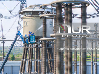 Maintenance personnel carry out a comprehensive overhaul of equipment at the annual maintenance site of the 800 kV Huai'an Converter station...