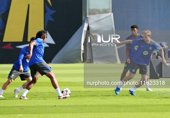 Frenkie de Jong and Jules Kounde train at the Joan Gamper sports city before the Champions League match against Young Boys in Barcelona, Spa...