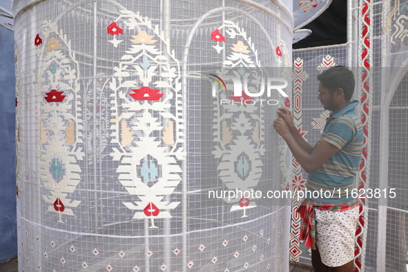 A weaver makes a Jamdani design on a cloth to decorate a ''pandal'' or a temporary platform ahead of the Durga Puja festival in Kolkata, Ind...