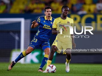 Thierno Barry of Villarreal CF competes for the ball with Alex Munoz of UD Las Palmas during the LaLiga EA Sports match between Villarreal C...