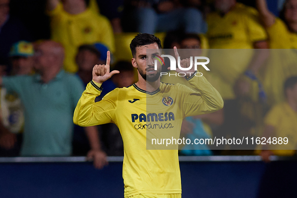 Alex Baena of Villarreal CF celebrates after scoring the team's third goal during the LaLiga EA Sports match between Villarreal CF and UD La...