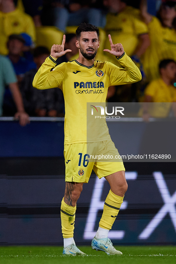 Alex Baena of Villarreal CF celebrates after scoring the team's third goal during the LaLiga EA Sports match between Villarreal CF and UD La...