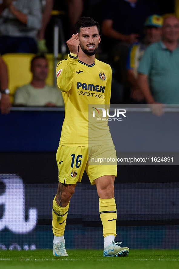 Alex Baena of Villarreal CF celebrates after scoring the team's third goal during the LaLiga EA Sports match between Villarreal CF and UD La...