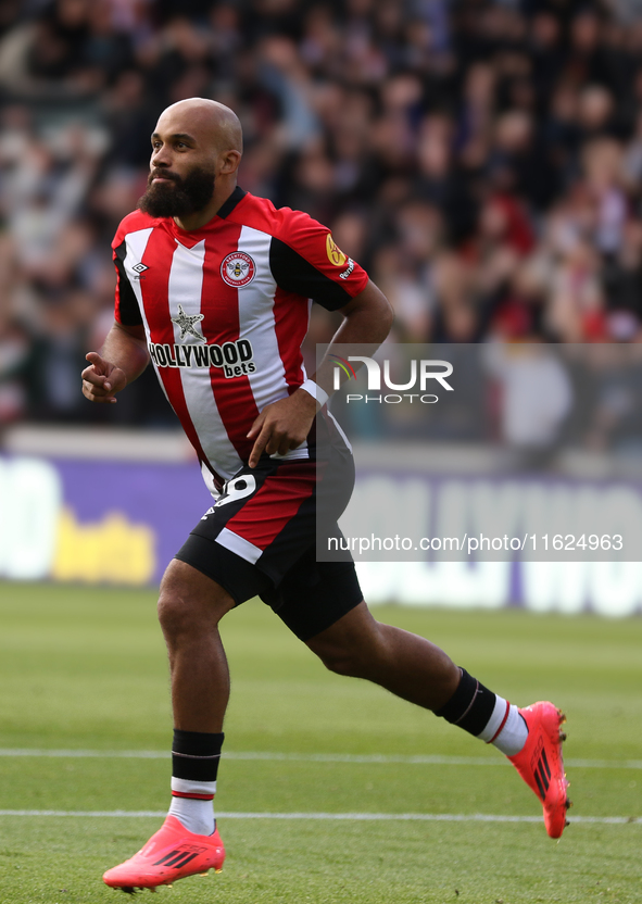 Bryan Mbeumo of Brentford scores the opening goal during the Premier League match between Brentford and West Ham United at the Gtech Communi...