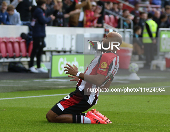 Bryan Mbeumo of Brentford scores the opening goal during the Premier League match between Brentford and West Ham United at the Gtech Communi...