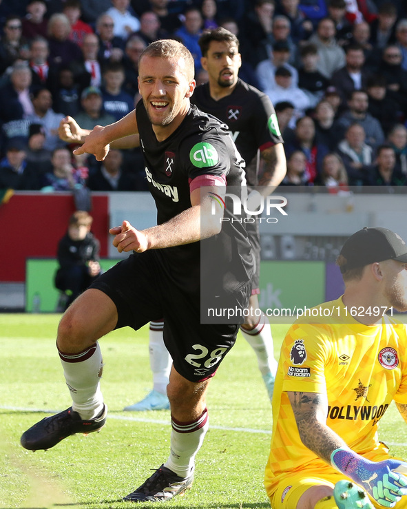 Tomas Soucek of West Ham scores the equalizer during the Premier League match between Brentford and West Ham United at the Gtech Community S...