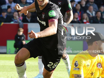 Tomas Soucek of West Ham scores the equalizer during the Premier League match between Brentford and West Ham United at the Gtech Community S...