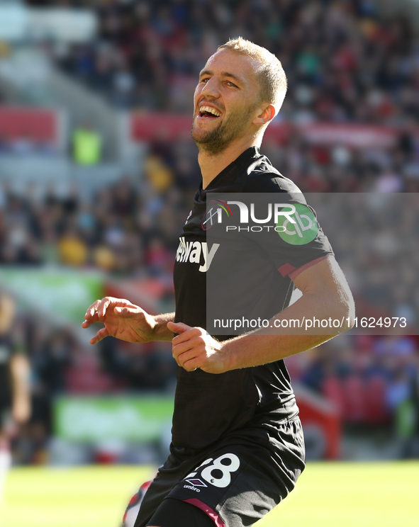 Tomas Soucek of West Ham scores the equalizer during the Premier League match between Brentford and West Ham United at the Gtech Community S...