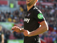 Tomas Soucek of West Ham scores the equalizer during the Premier League match between Brentford and West Ham United at the Gtech Community S...