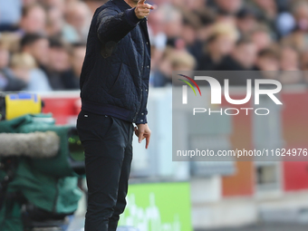 Brentford Manager Thomas Frank shouts instructions to his team during the Premier League match between Brentford and West Ham United at the...