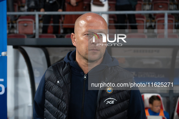 Stal coach Janusz Niedzwiedz is present during the game between KS Cracovia and Stal Mielec in Krakow, Poland, on September 30, 2024. PKO BP...