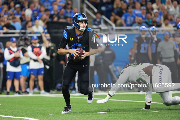 DETROIT,MICHIGAN-September 30: Detroit Lions quarterback Jared Goff (16) runs the ball during the first half of an NFL football game between...