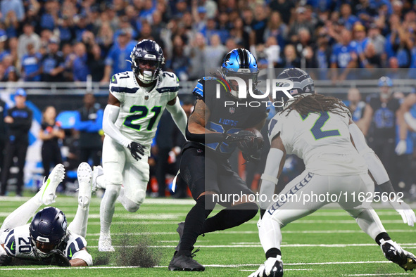 DETROIT,MICHIGAN-September 30: Detroit Lions running back Jahmyr Gibbs (26) runs the ball during the first half of an NFL football game betw...