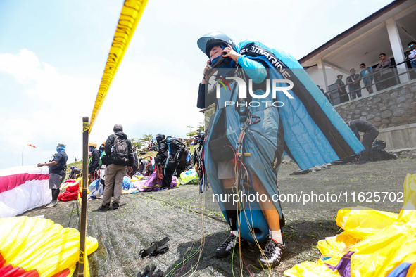 A paragliding athlete prepares to take part in a paragliding competition in Sumedang, Indonesia, on October 1, 2024. The paragliding competi...