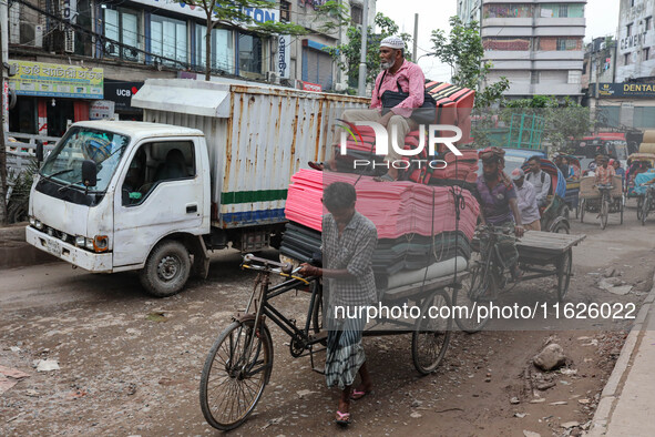 People face significant challenges while crossing a polluted street in Dhaka, Bangladesh, on October 1, 2024. 