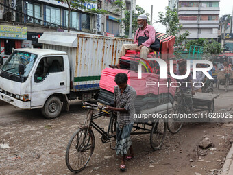 People face significant challenges while crossing a polluted street in Dhaka, Bangladesh, on October 1, 2024. (